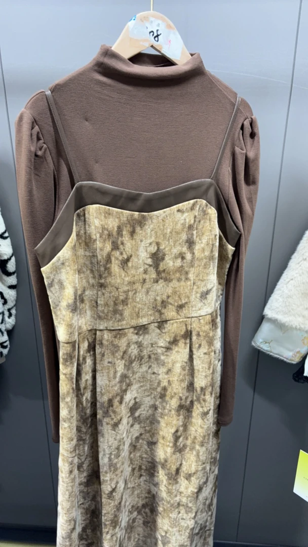 1038秋冬款金丝绒两件套裙子