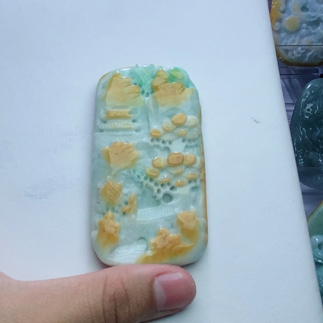 翡翠未镶嵌颈饰山水