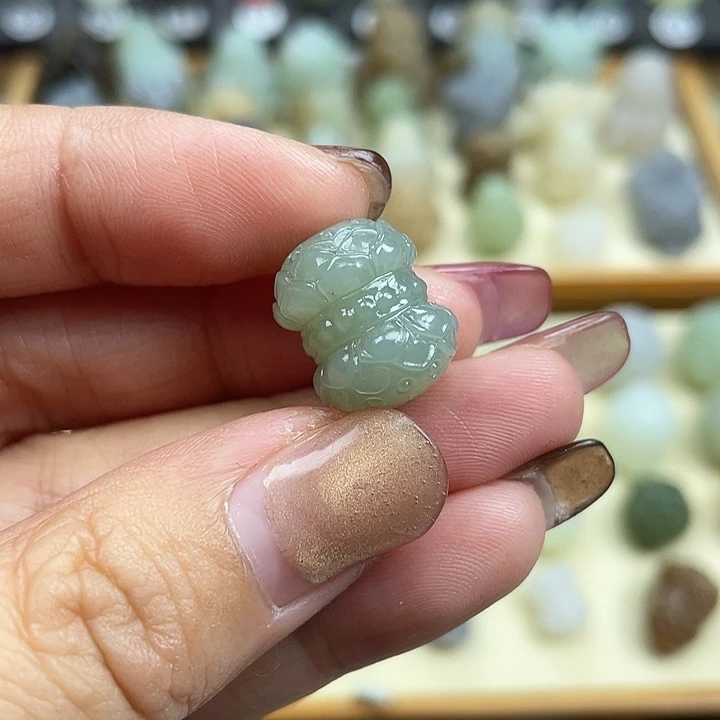 颈饰未镶嵌和田玉宥****I俄料青白并蒂莲花桶珠定制