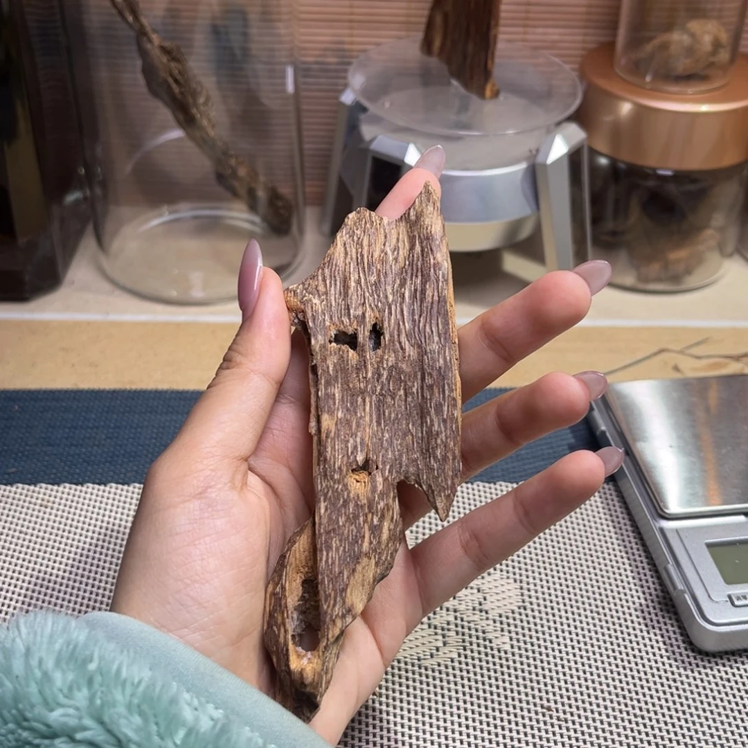 一***白沉香海南尖峰岭红油老虫漏10克开播福利竞拍