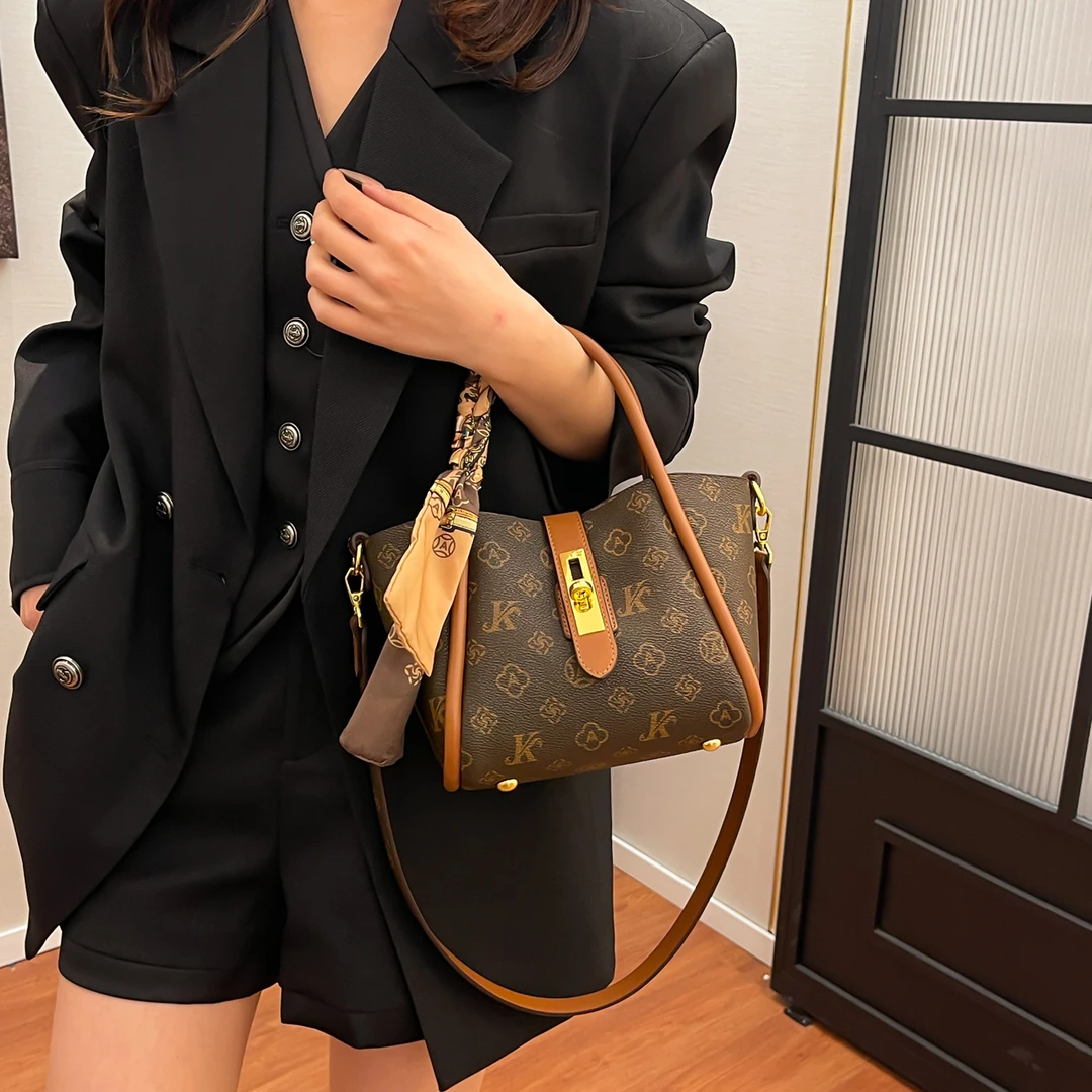 新款时尚中包斜挎包耐刮饺子包肩包托特包手提式大号拉链单根锁扣