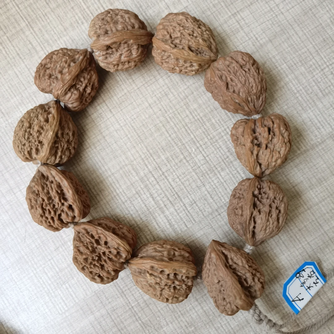 A南疆石文玩核桃手持手串，精心选配打孔串制中间编绳节更灵动，
