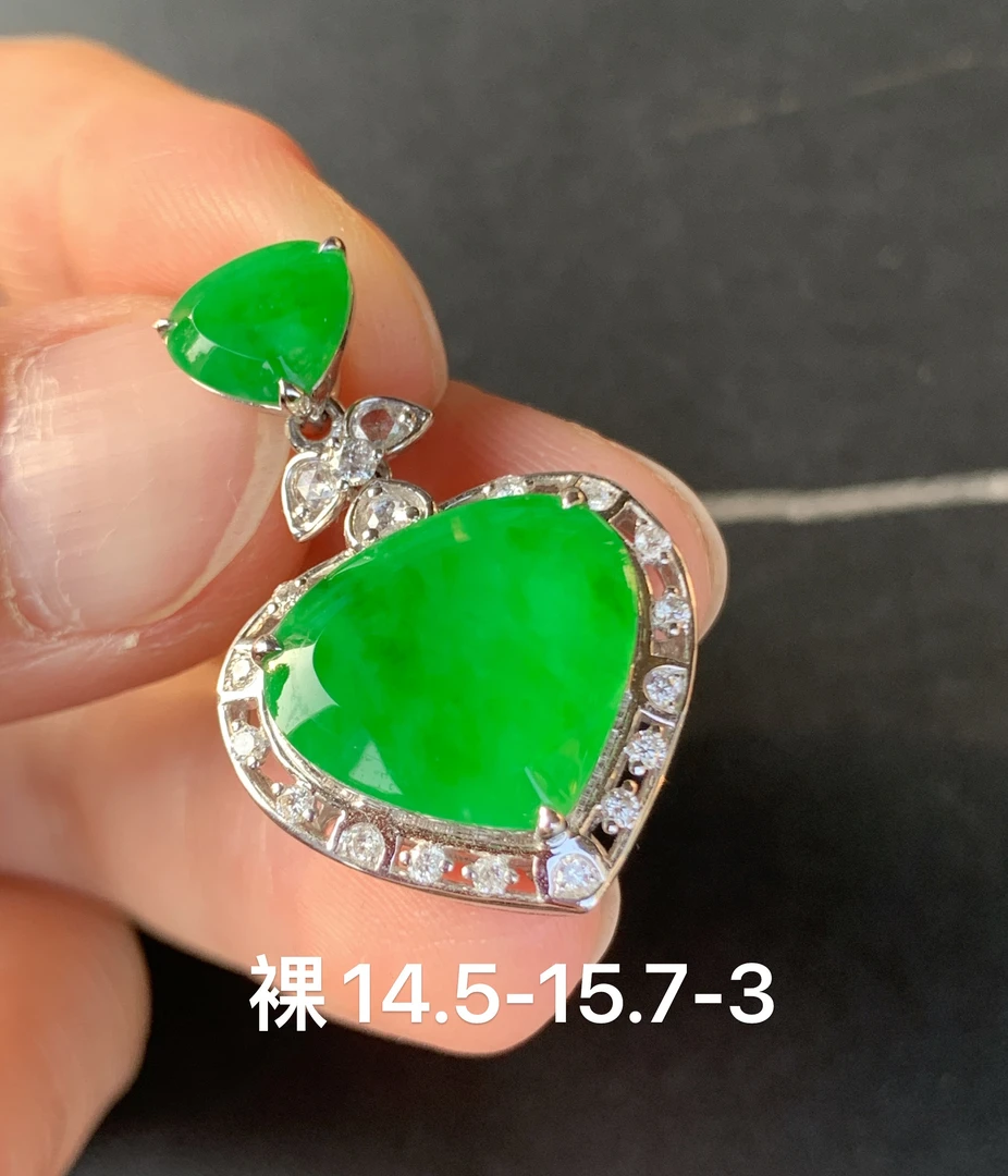 高冰正阳绿爱心吊坠 满绿水头色一流 种老