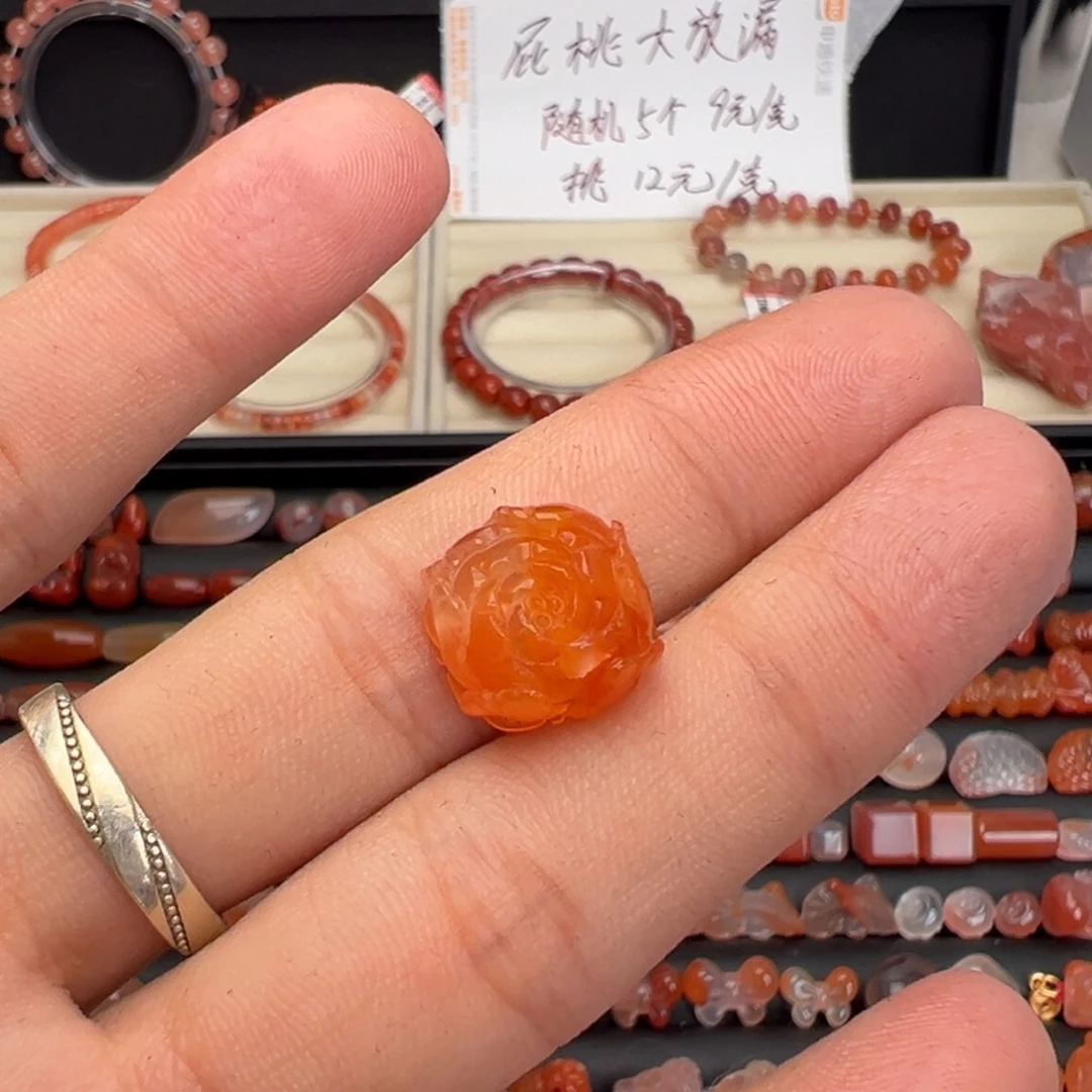 南红玛瑙未镶嵌颈饰牡丹花