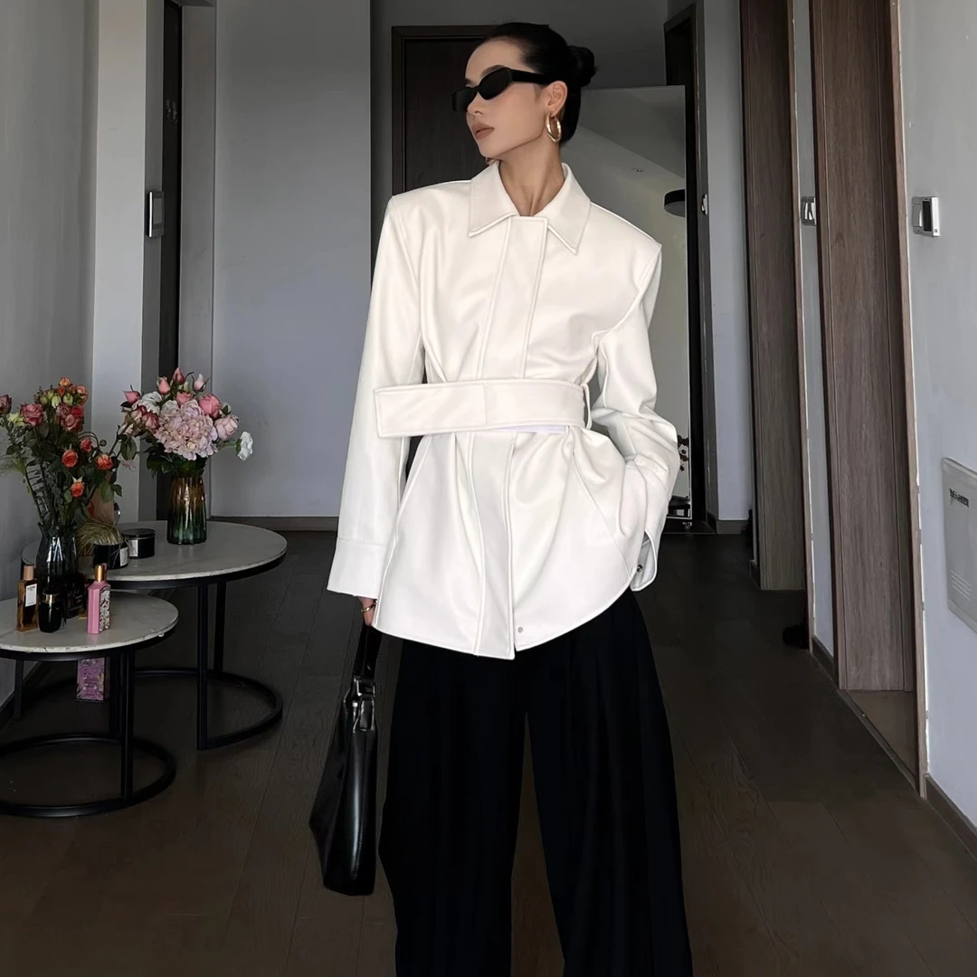 气质乳白翻领皮衣外套新款长袖设计感