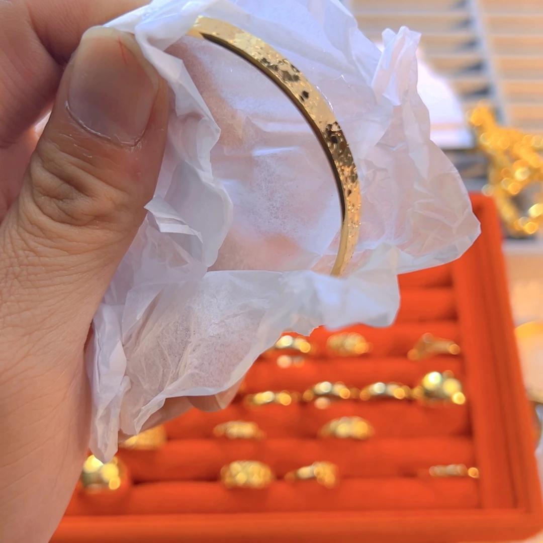 铜合金碎斌斌手镯一个