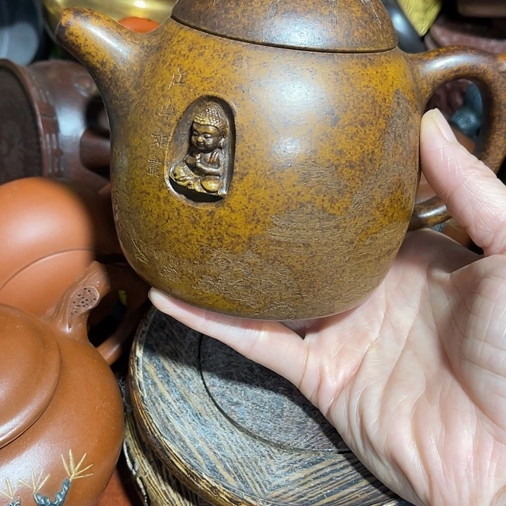 茶壶紫砂原泥料手工制作的一把紫砂壶。