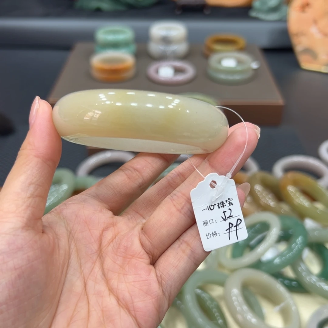 石英质玉手镯未镶嵌