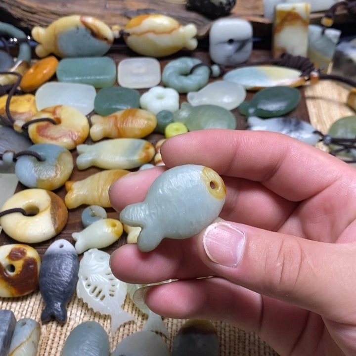 简***蛇纹石玉未镶嵌颈饰