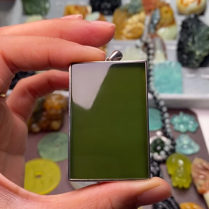 传***假未镶嵌蛇纹石玉颈饰