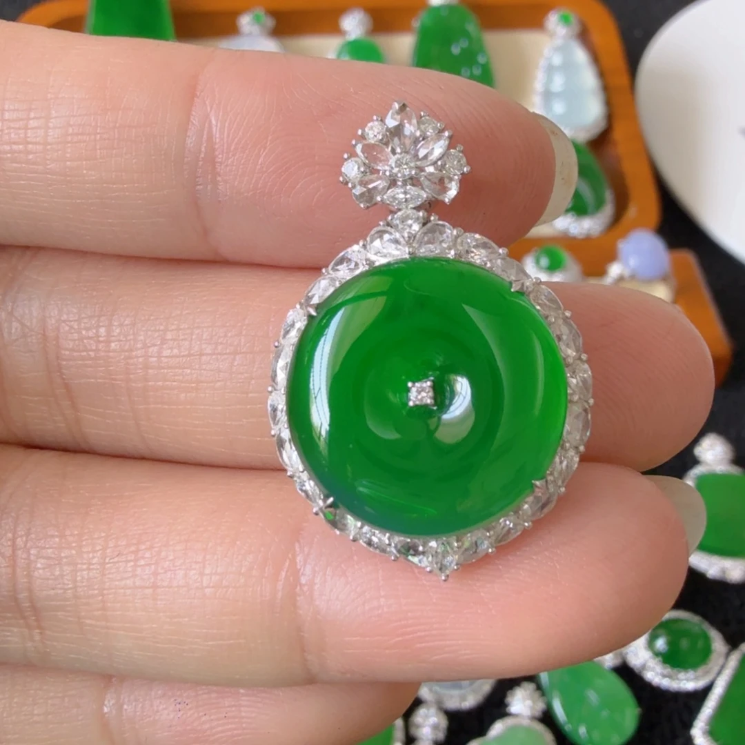 翡翠18K金镶嵌颈饰吊坠