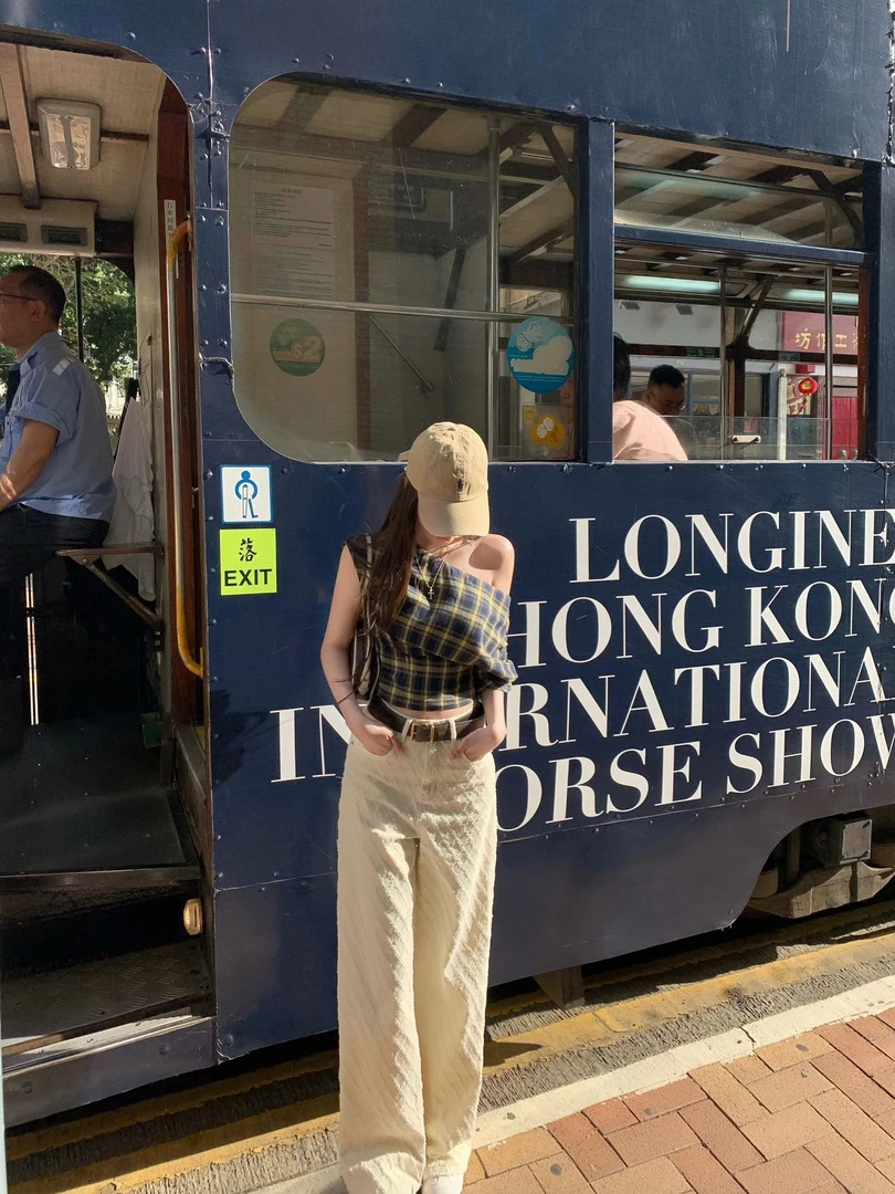 2025夏季新款设计感休闲百搭斜肩格纹衬衫上衣配米白色直筒裤套装