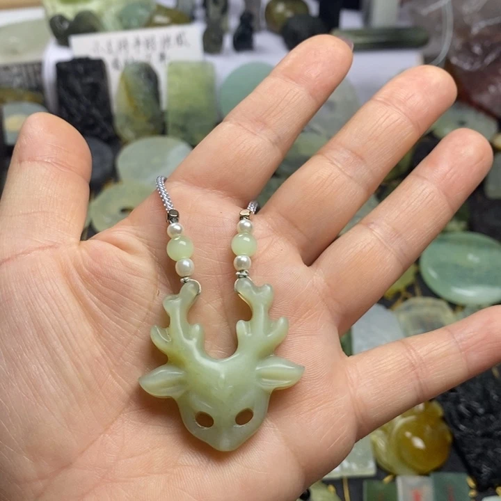 蛇纹石玉颈饰合金