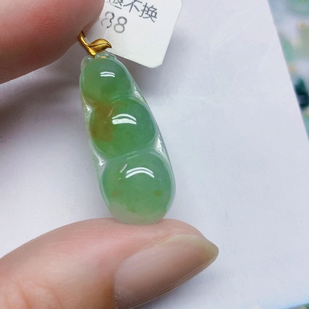 颈饰18K金镶嵌翡翠豆子