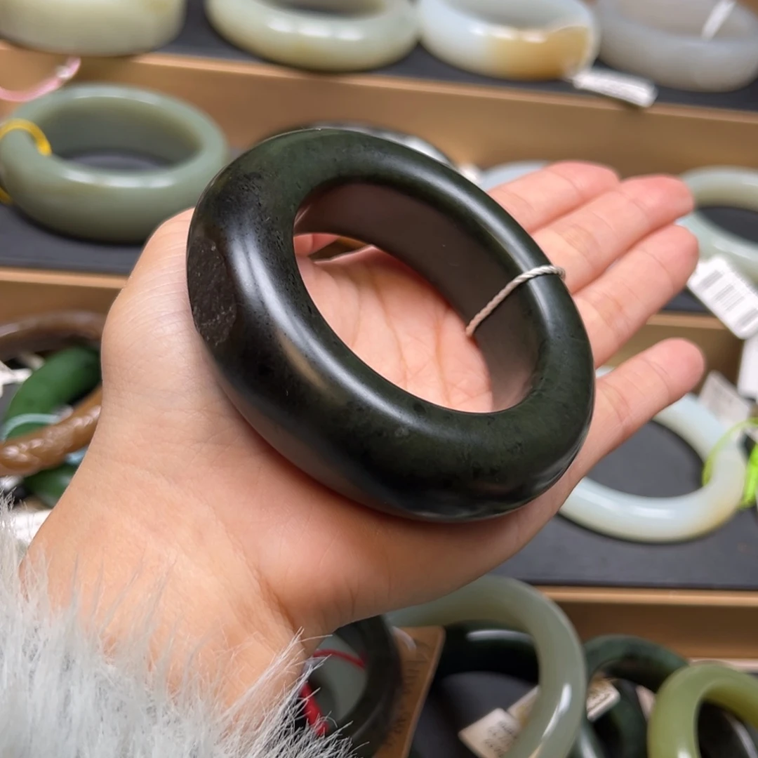 山***丽和田玉未镶嵌手镯