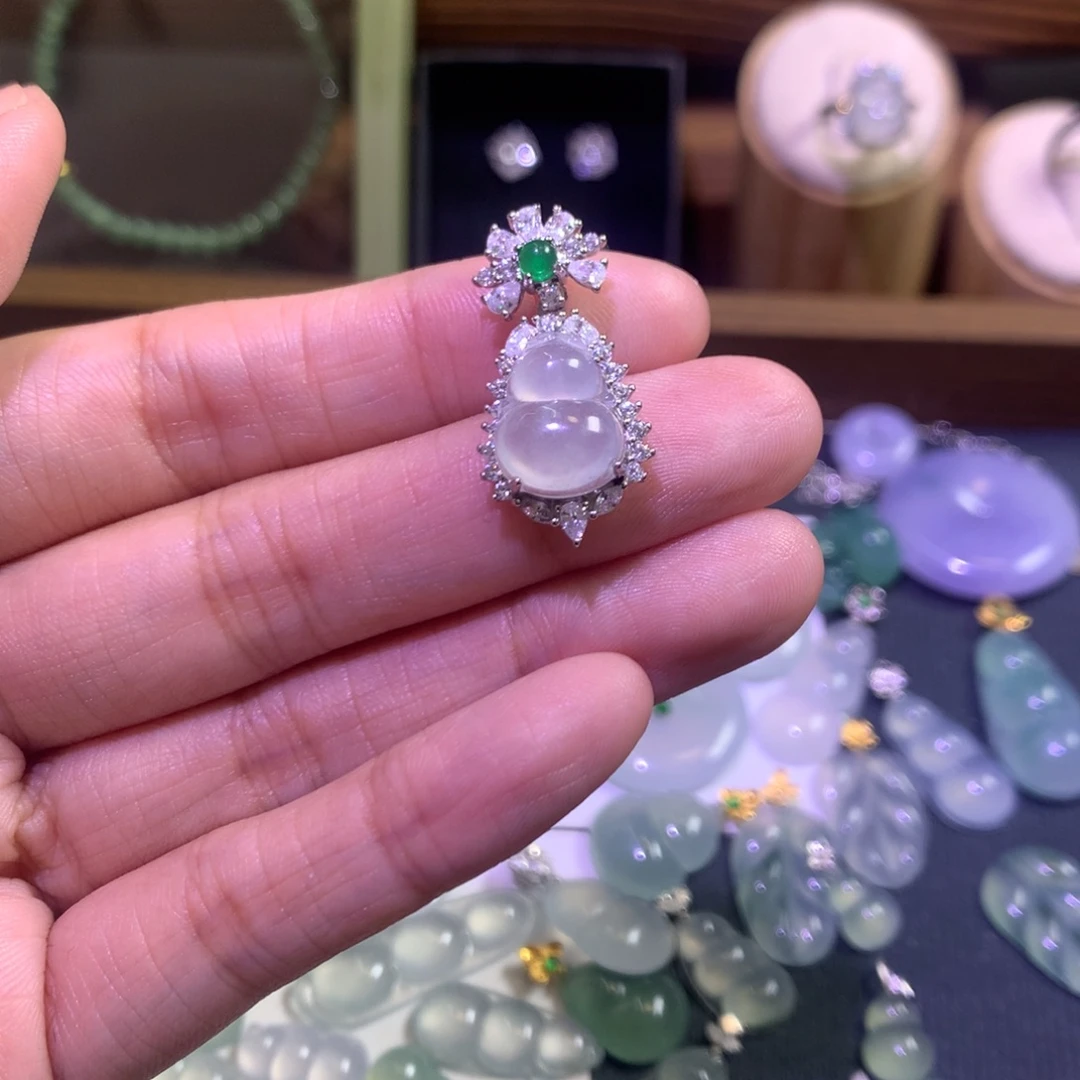 J***g翡翠18K金镶嵌颈饰白冰葫芦