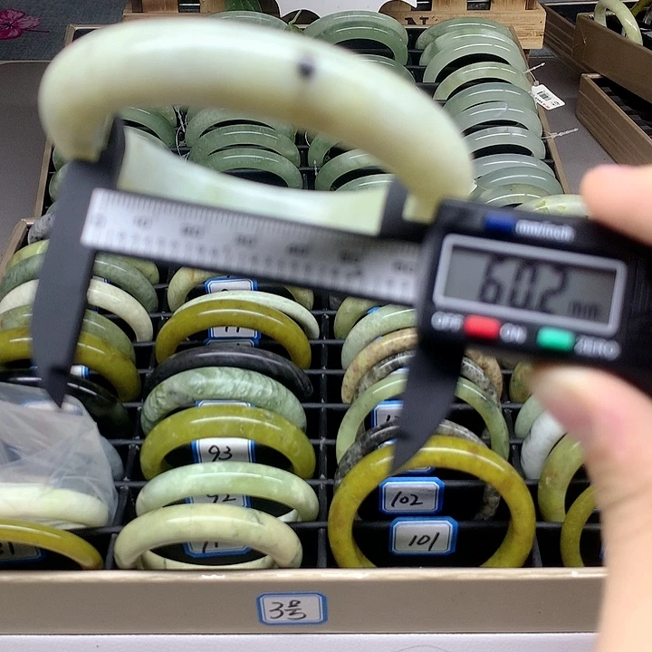 蛇纹石玉未镶嵌手镯99