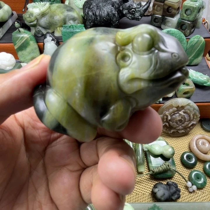 独山玉未镶嵌珠宝半成品有瑕疵
