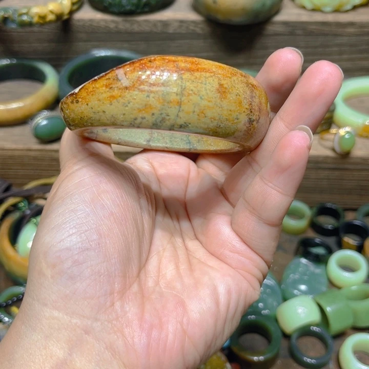 胡***室未镶嵌手镯岫岩河磨玉（透闪石质玉）