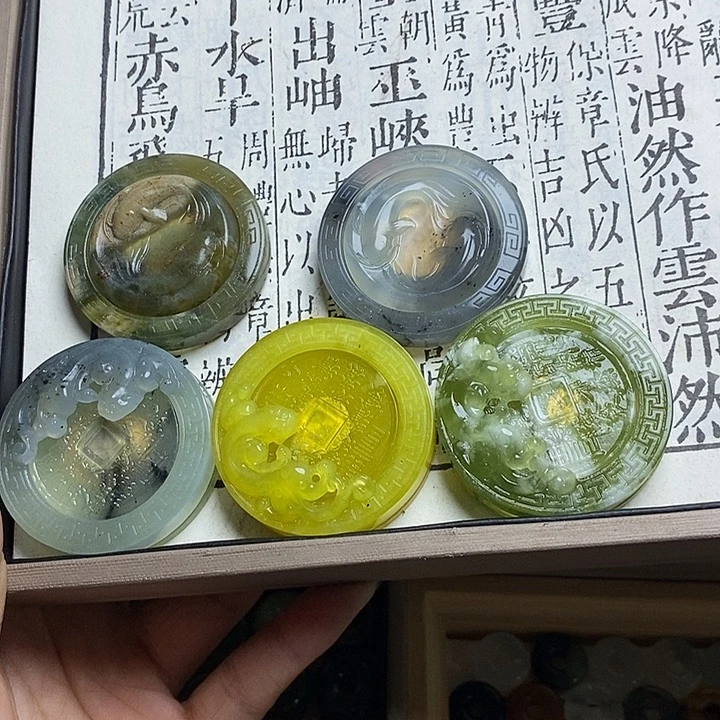 熊****蛇纹石玉合金颈饰