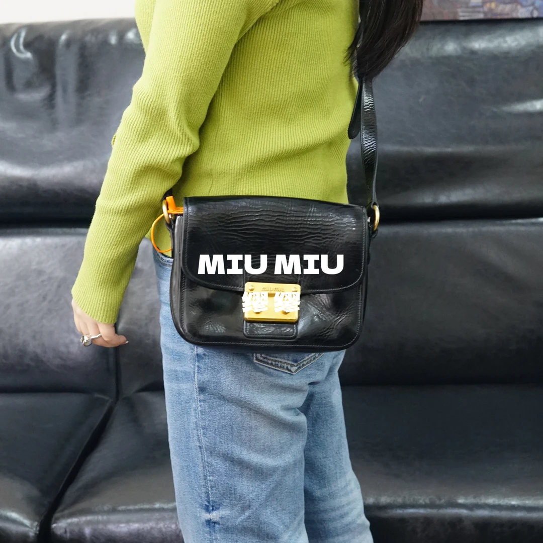 95新 MIU MIU/缪缪 miumiu/黑金邮差斜挎包/XS02522015/2015