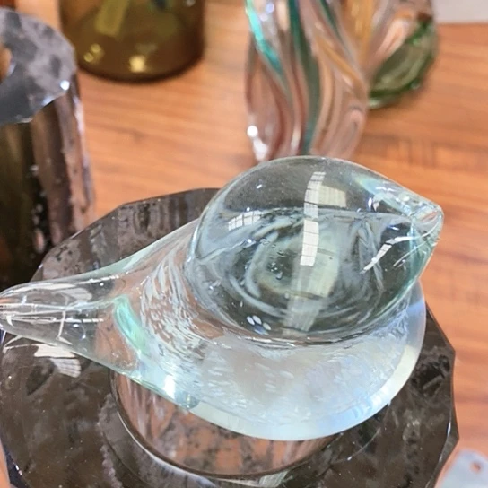 琉璃花瓶高6厘米宽6。