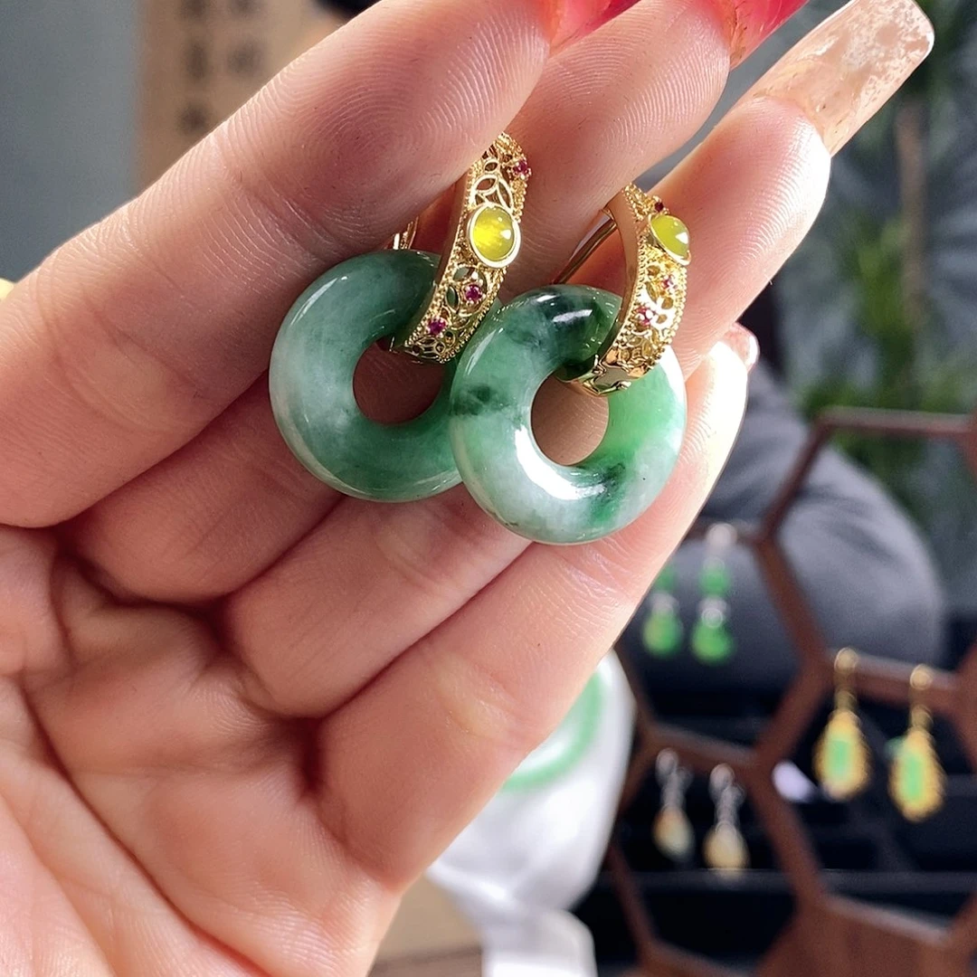 翡翠耳饰未镶嵌翡翠