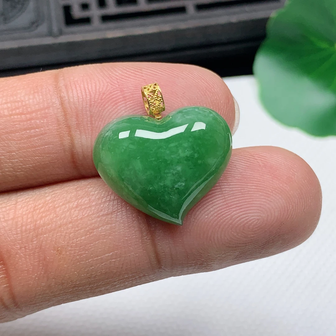 天然翡翠A货18K金扣精美满绿饱满爱心吊坠尺寸16.9*20*7mm