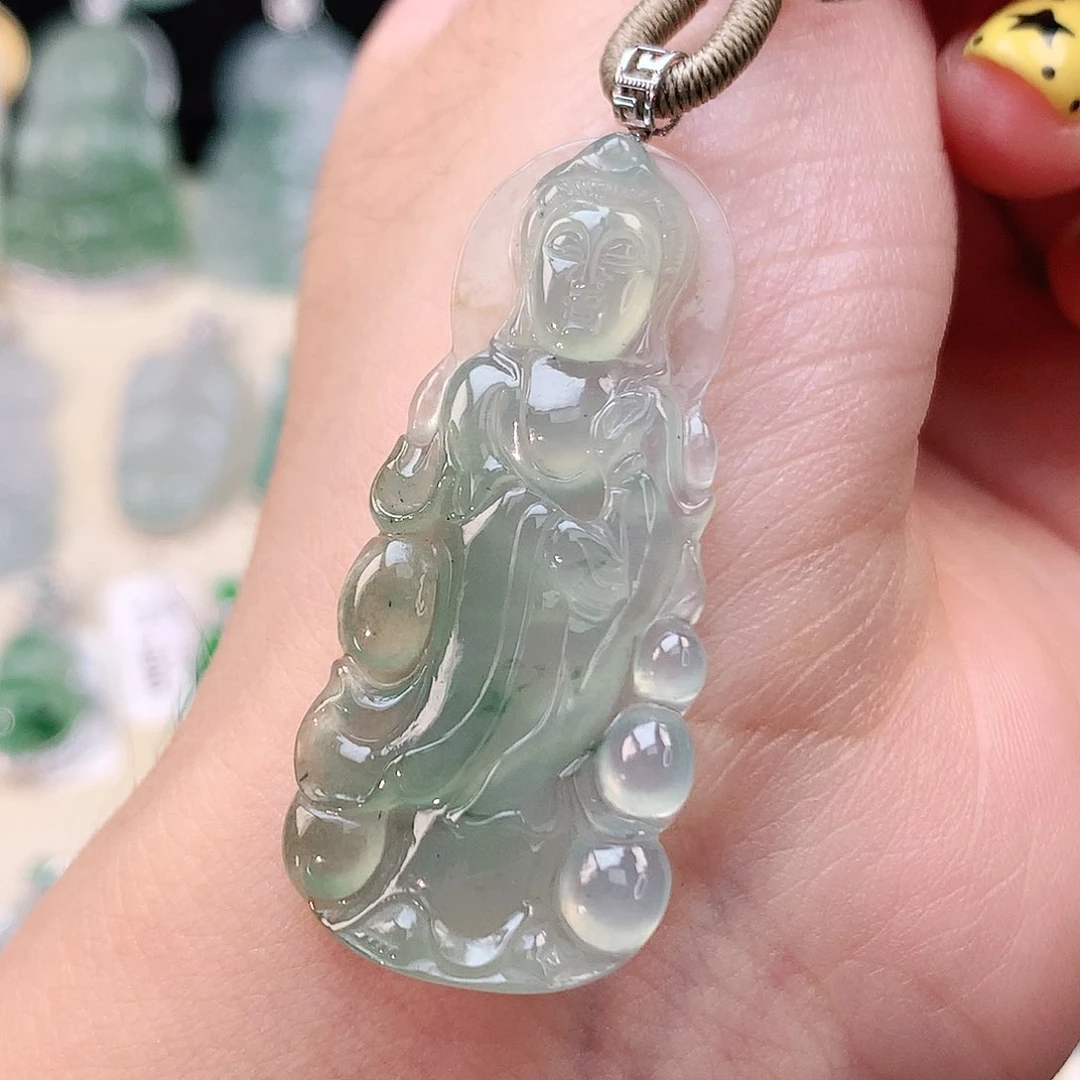 翡翠18K金镶嵌颈饰观音