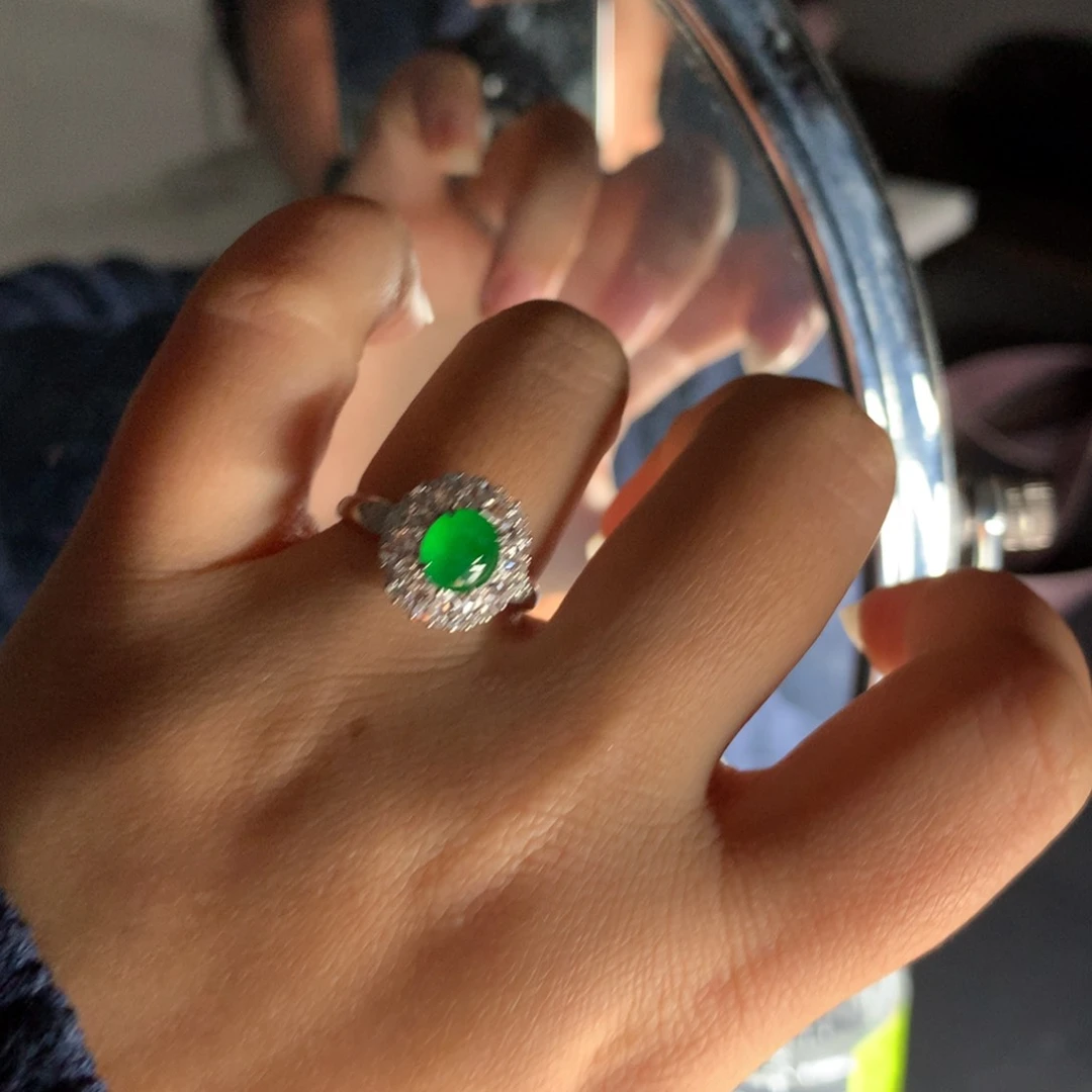 颈饰18K金镶嵌翡翠绿蛋戒指