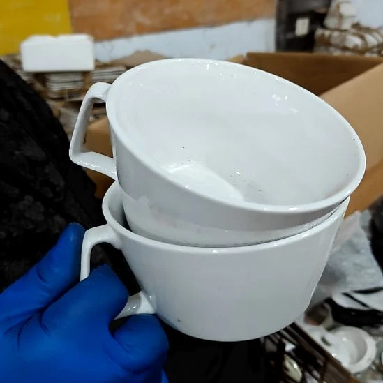 盘子碗茶壶啥都有