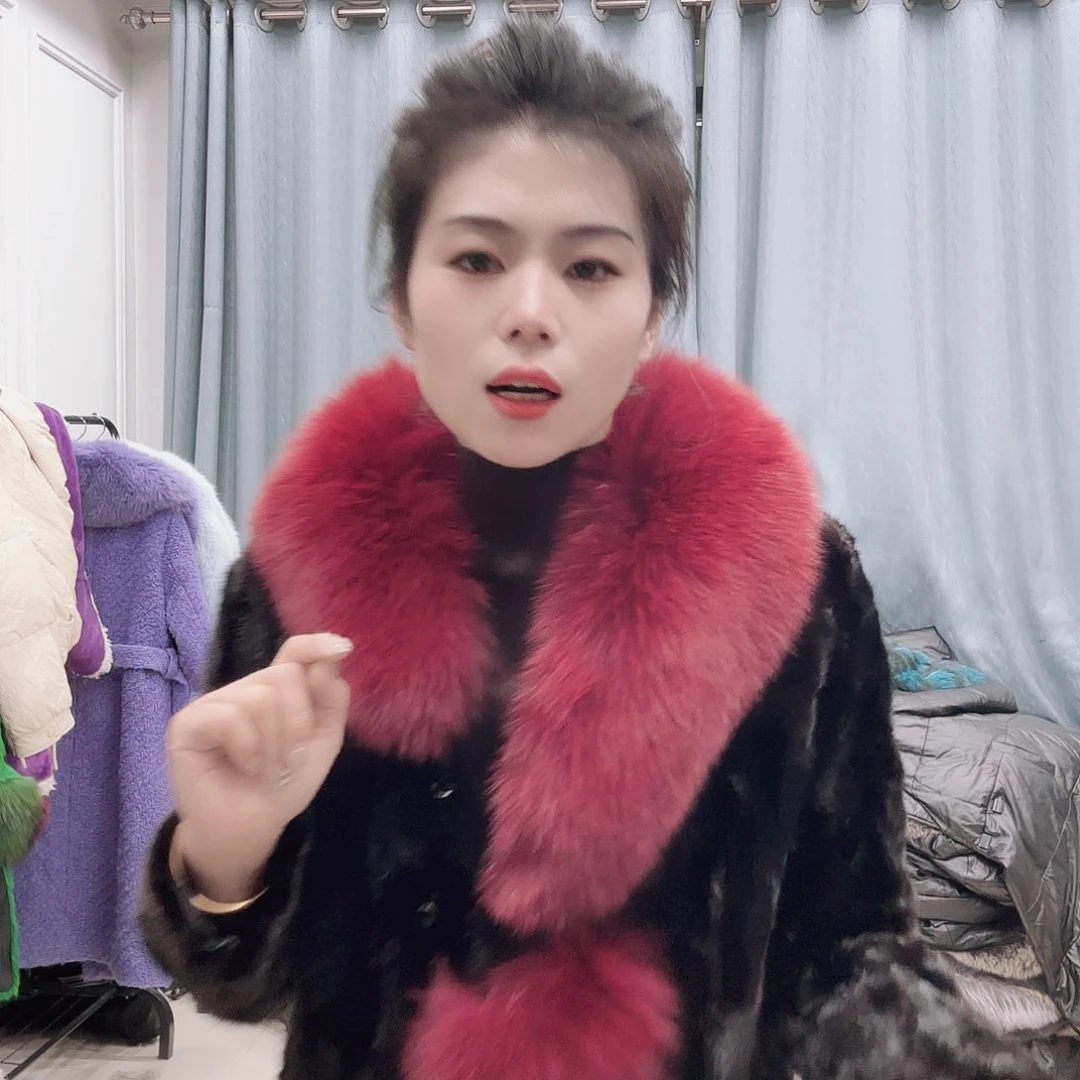 皮草搭配黑色西装