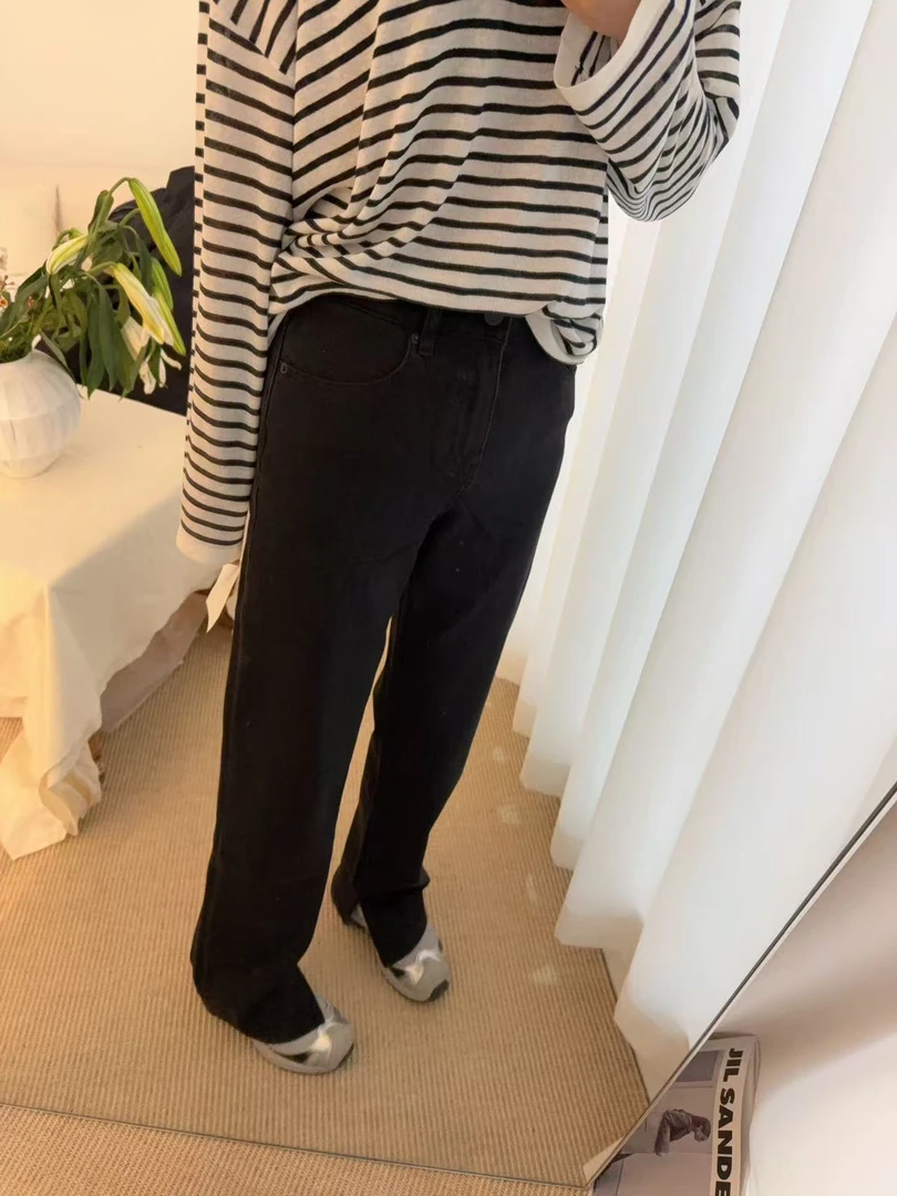黑色窄直内开叉牛仔裤