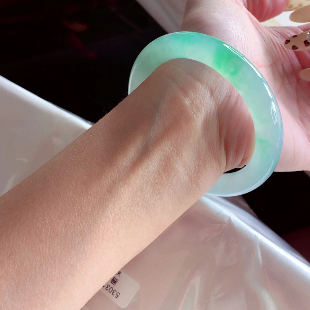 翡翠未镶嵌手镯52.4圆条 冰阳绿起胶种色兼备 灵