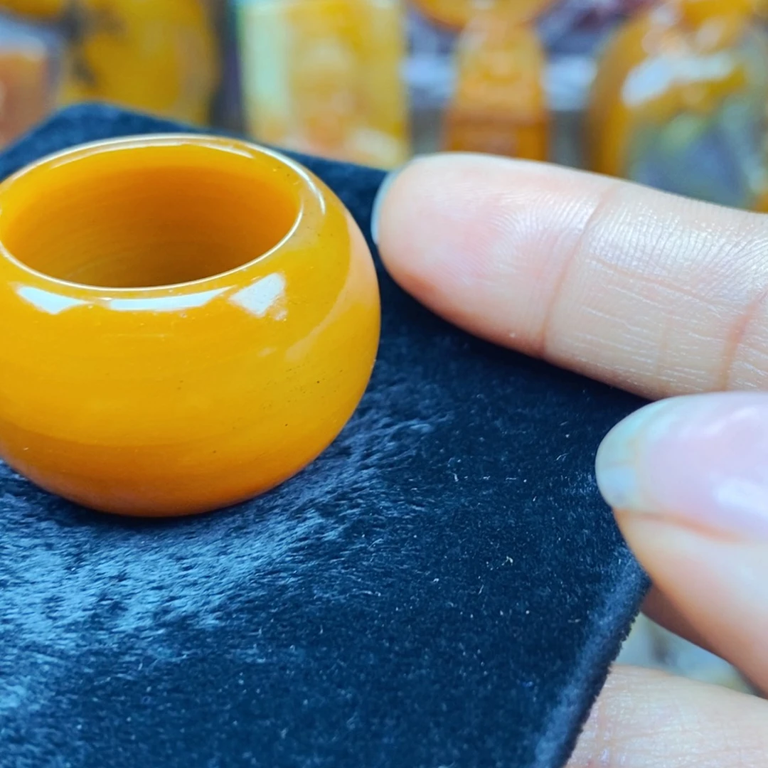 未镶嵌石英质玉(黄龙玉)颈饰