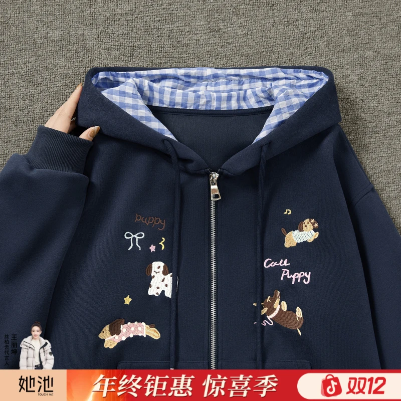 她池2025棉秋新款女装宽松卡通刺绣落肩袖拉链连帽外套T53X3825A