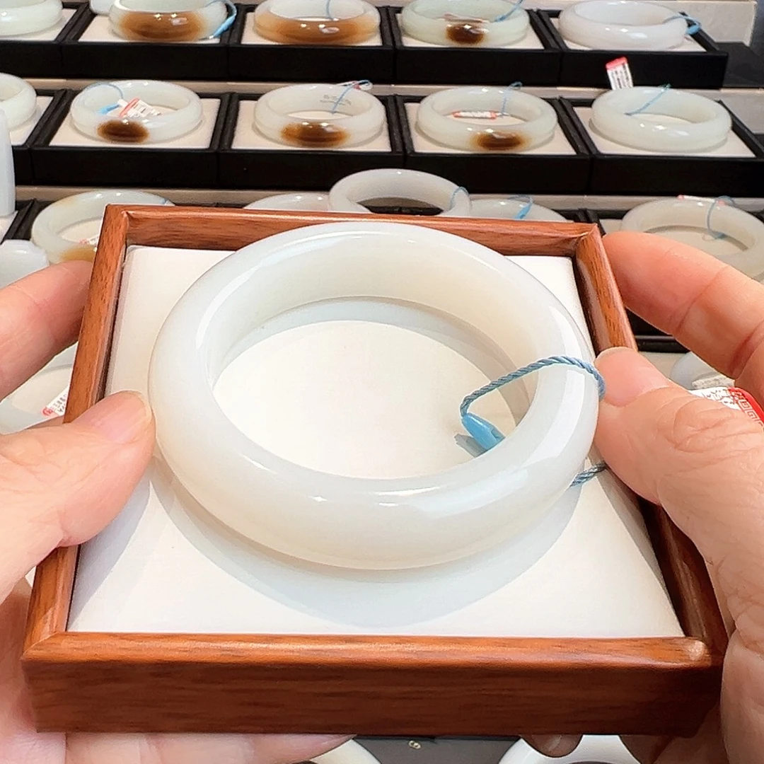 和田玉未镶嵌手镯