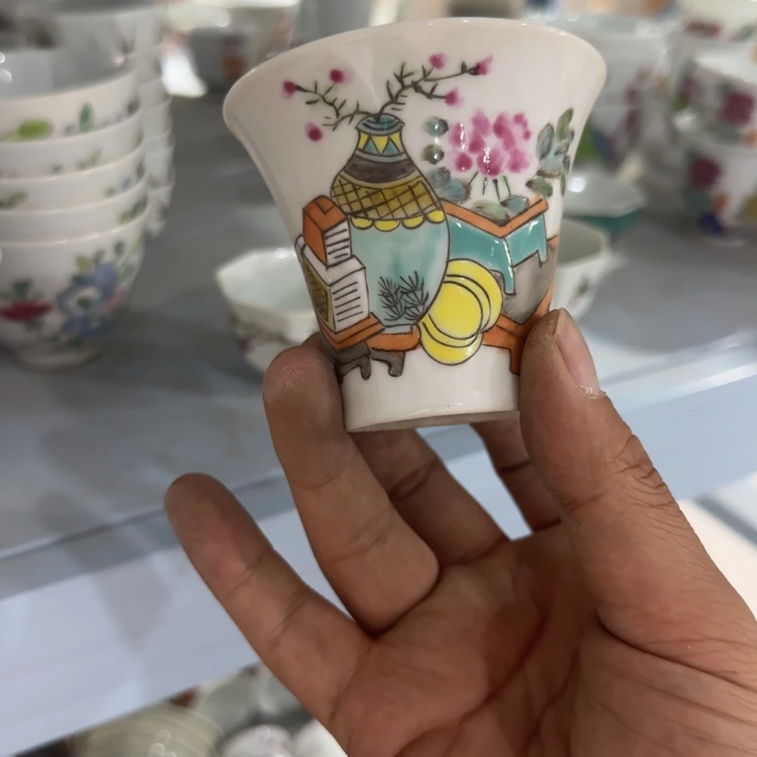 瓷片瓷器上用白泥雕刻图案并