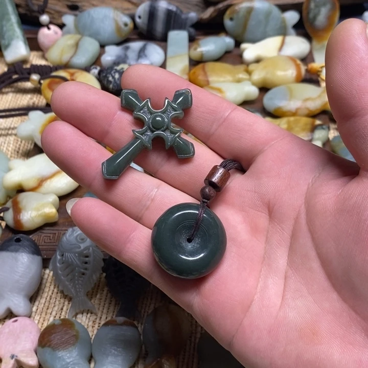 对****蛇纹石玉未镶嵌颈饰