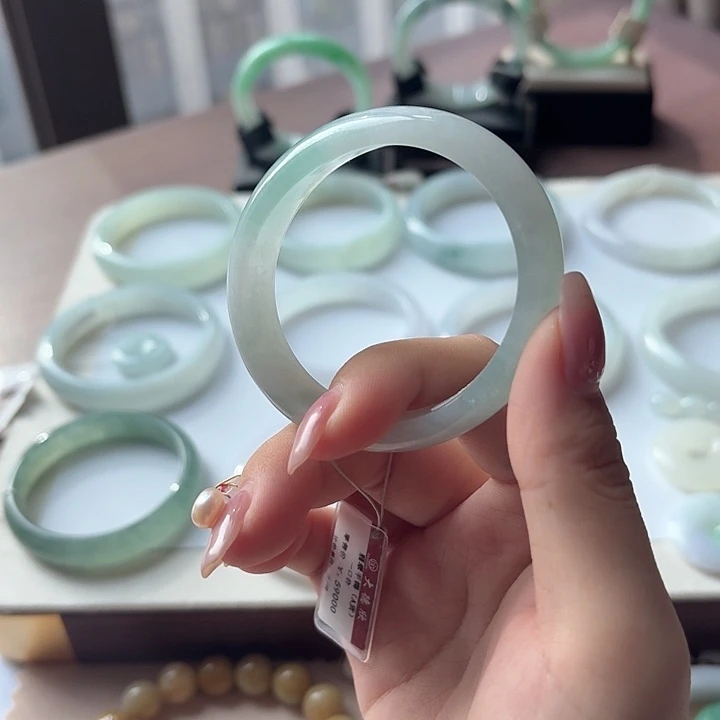 翡翠未镶嵌手镯（贵妃）点菜看细节