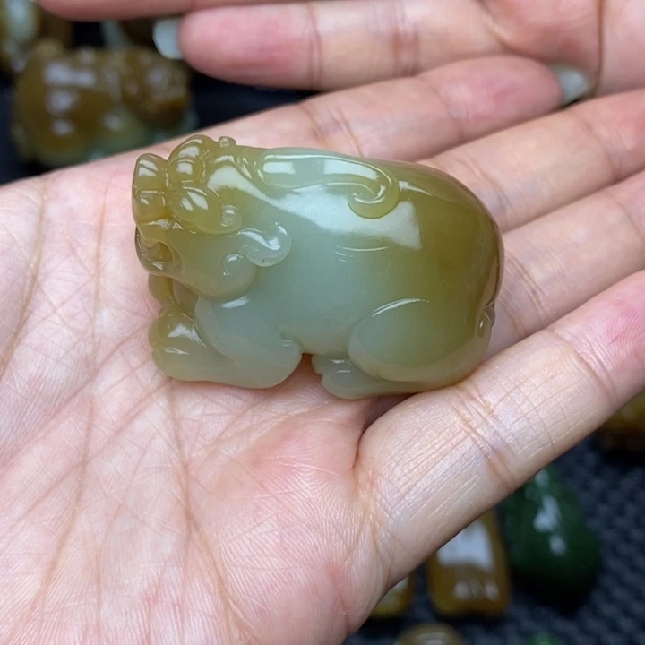 和田玉未镶嵌颈饰浅**吟