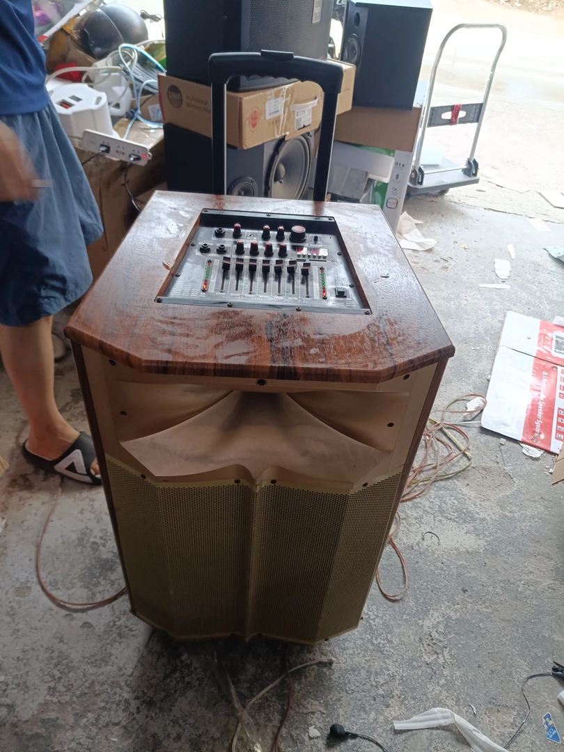 准新品  15寸拉杆音响声音能出，外观瑕疵，不包邮，不售后