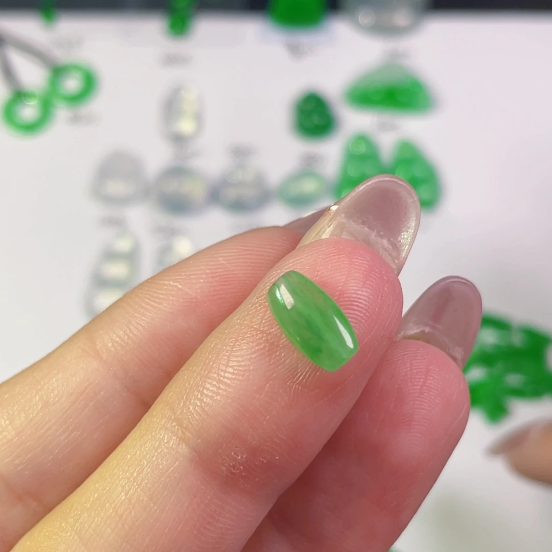 颈饰未镶嵌翡翠裸石