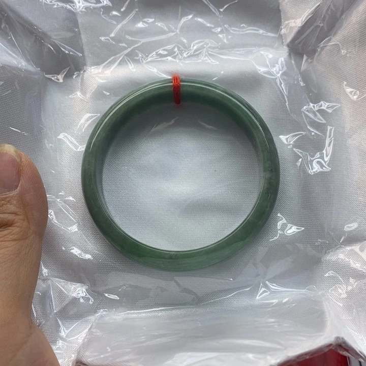 翡翠手镯未镶嵌翡翠