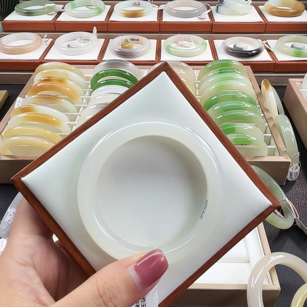 用***8未镶嵌手镯和田玉52