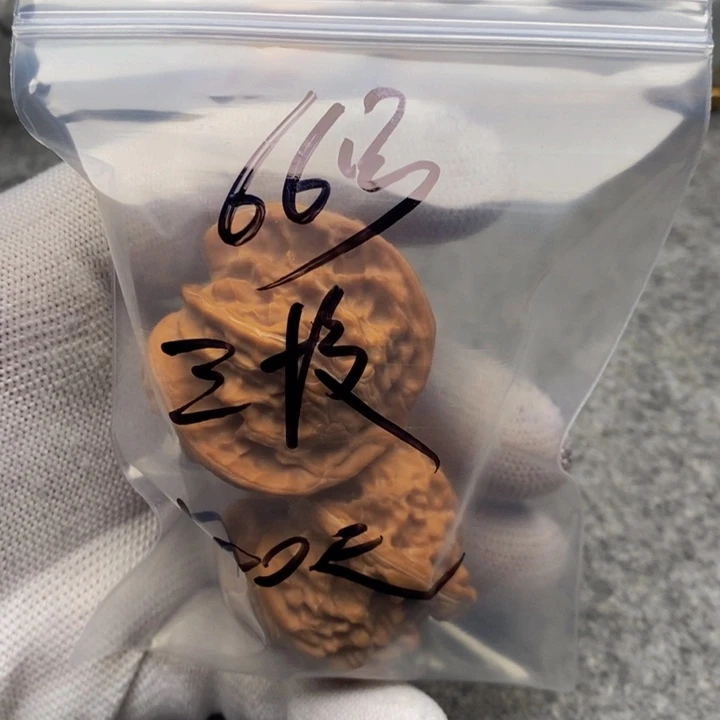 阳***叔文玩核桃吊坠三棱