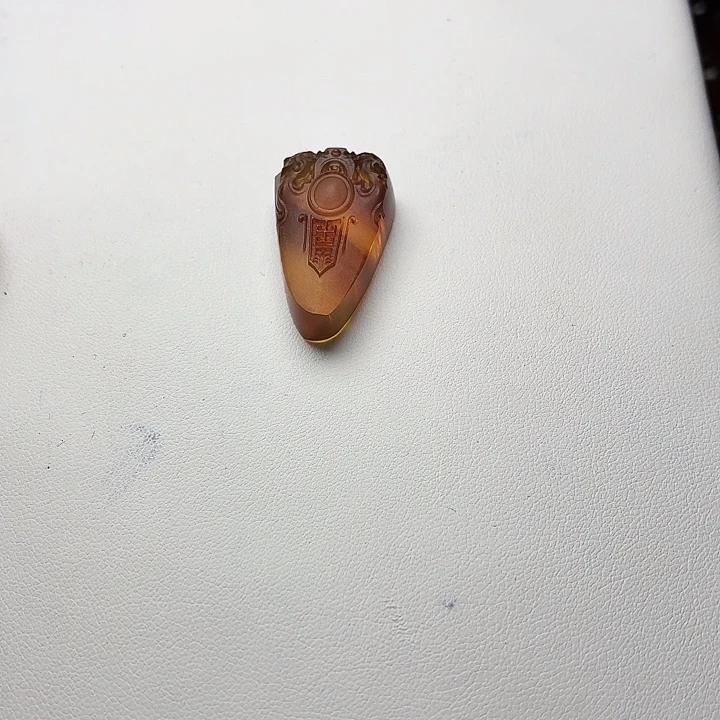 高***东琥珀未镶嵌颈饰..