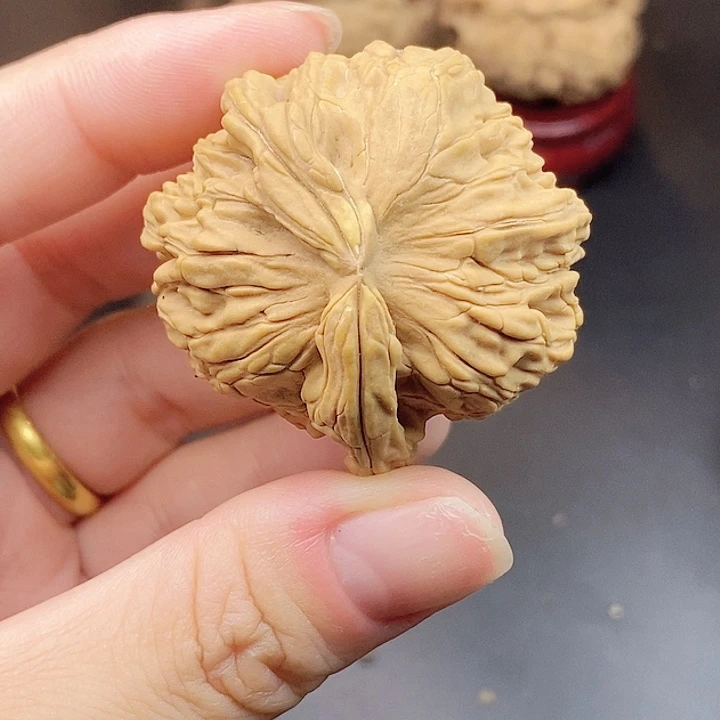 鲁***吃文玩核桃吊坠黄瑕疵不退不换