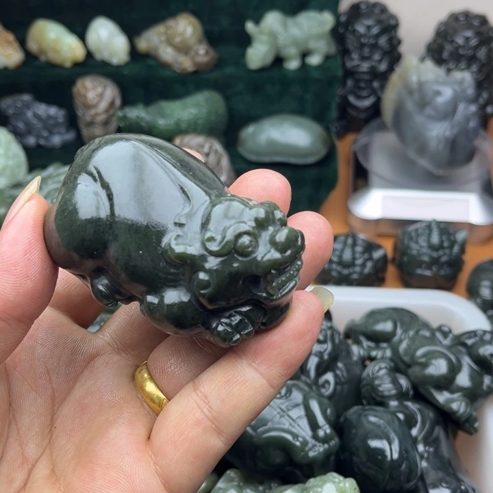 和田玉未镶嵌把件