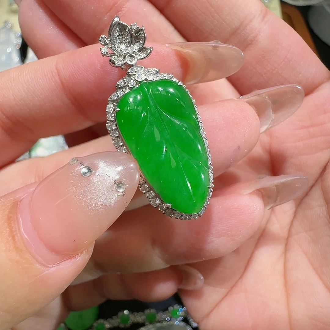 【闪购商品】颈饰18K金镶嵌翡翠
